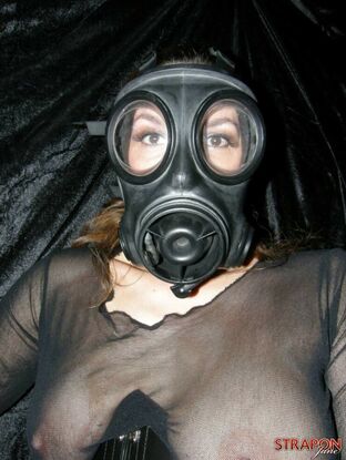 femmes wearing gas masks